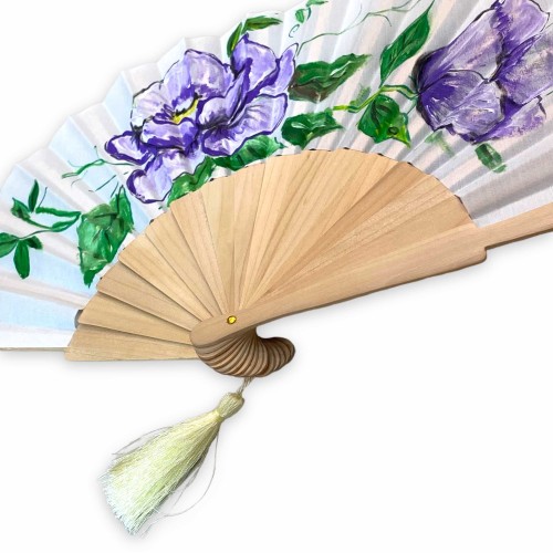Éventail en bois fabriqué à la main avec tissu décoré à la main, fleurs lilas - h environ 23 cm. -  2