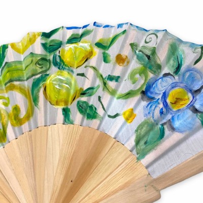 Éventail artisanal en bois avec tissu décoré à la main : Baroque, Fleurs et Citrons - h environ 23 cm. - 