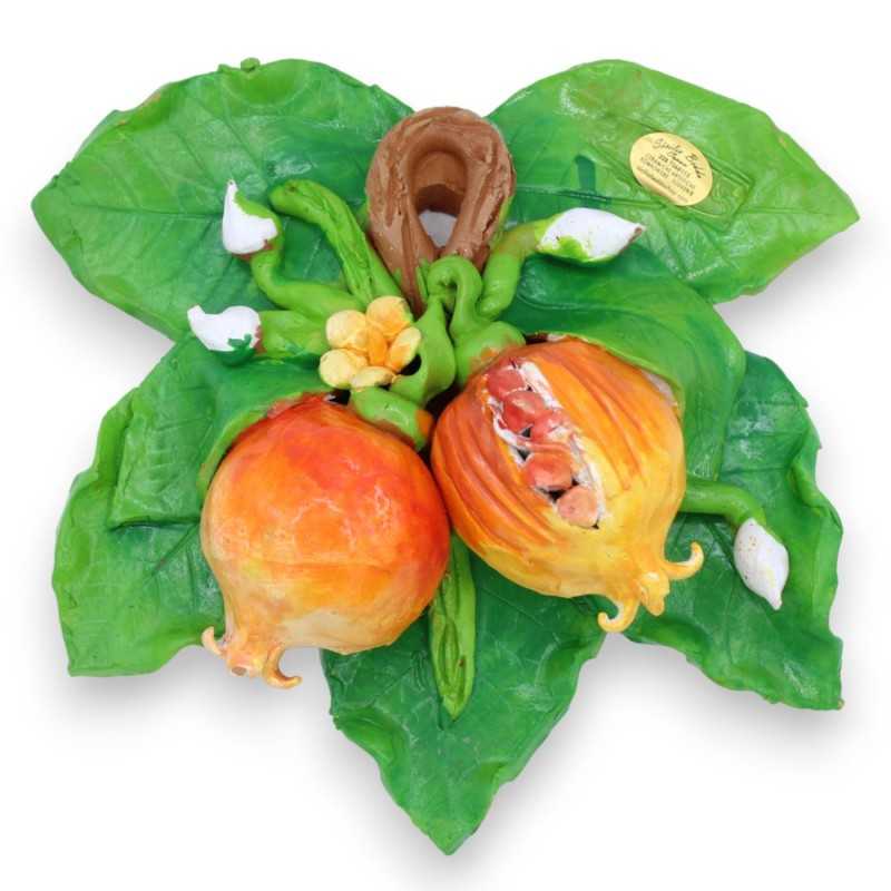 Composição de frutos em folha de figueira, em cerâmica fina L 20 cm x alt 17 cm aprox. (1pc) com opções de decoração - 