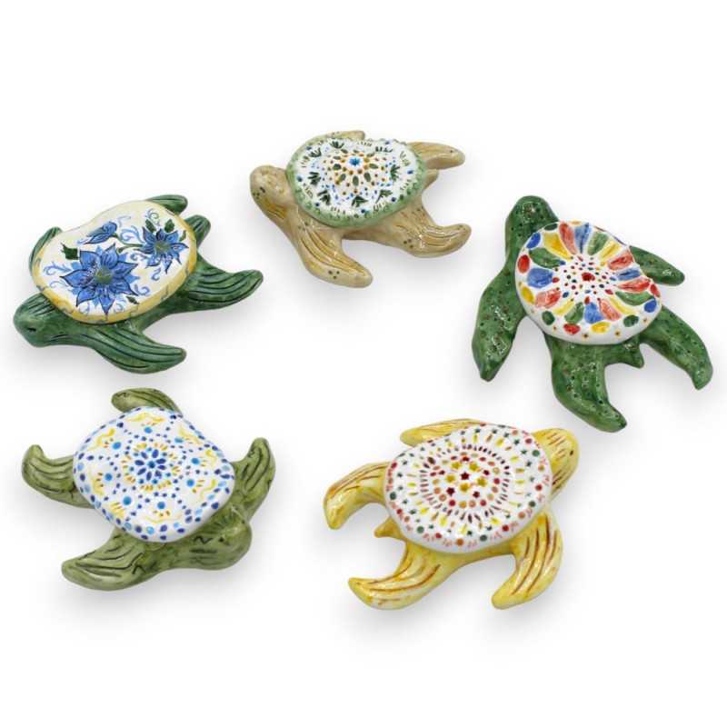 Tartaruga em cerâmica siciliana fina, l 9 cm aprox. (1 pc) cor aleatória e decoração - 