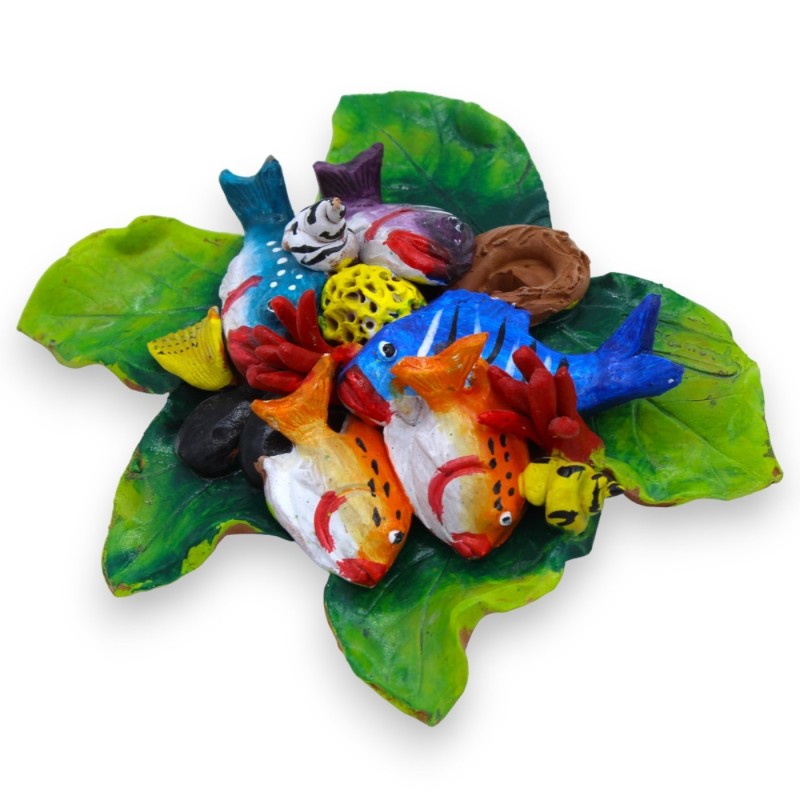 Komposition aus Meeresflora und -fauna auf Feigenblatt, aus feiner Keramik L 20 cm x H 17 cm ca. - 