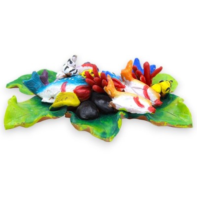 Composition de la flore et de la faune marines sur feuille de figuier, en céramique fine L 20 cm x h 17 cm environ. - 