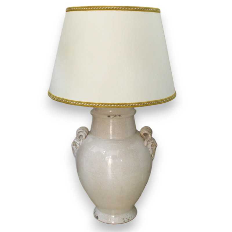 Lampe mit Fackelgriffen aus feiner Keramik, H ca. 70 cm. Weiß, Antik- und Knistereffekt - 