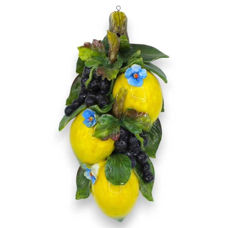 Bundel met citroenen en zwarte druiven in kostbaar keramiek - h 36 x 18 cm ca. - 