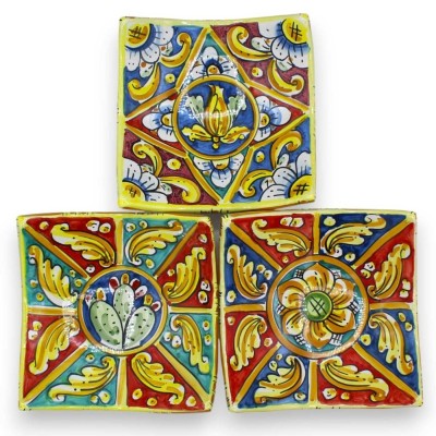 Taschenentleerer aus Caltagirone-Keramik – ca. L 17 cm x 17 x H 7 cm. (1 Stück) mit zufälliger Farbe und Dekoration - 