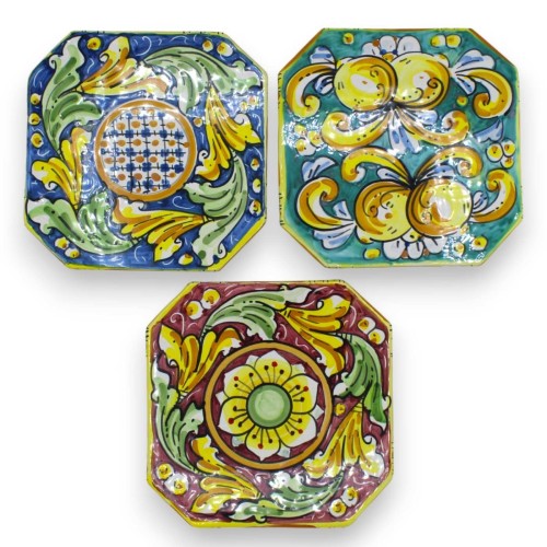 Untersetzer aus Caltagirone-Keramik – L ca. 16 x 16 cm. (1 Stück) mit drei Farboptionen - 