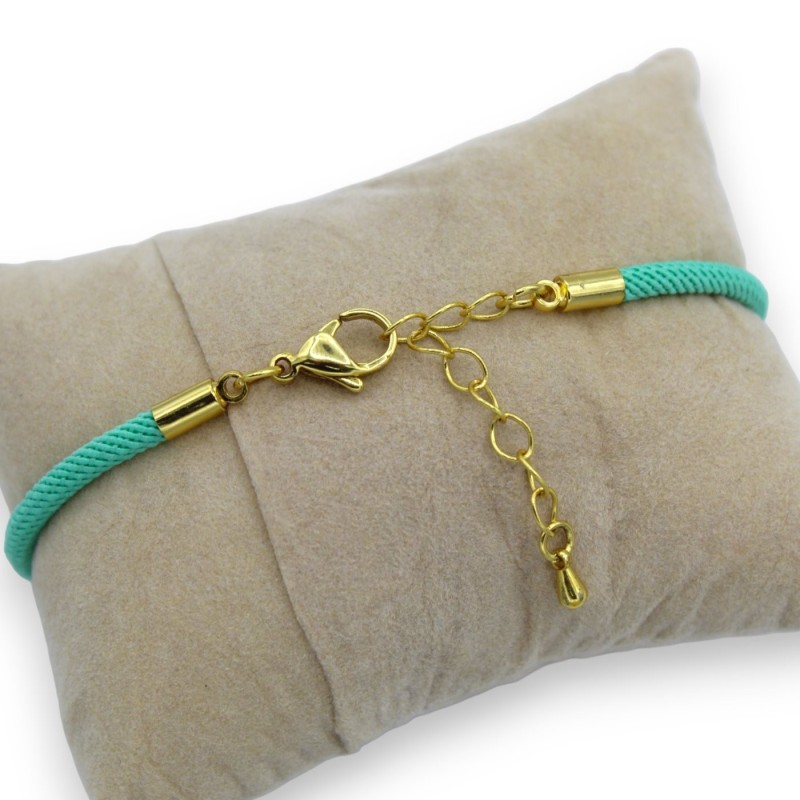 Bracelet avec carreau de pierre de lave verte, cordon en tissu, L environ 25 cm. cristaux verts, fermoir en acier - 