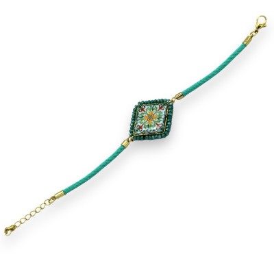 Bracelet avec carreau de pierre de lave verte, cordon en tissu, L environ 25 cm. cristaux verts, fermoir en acier - 