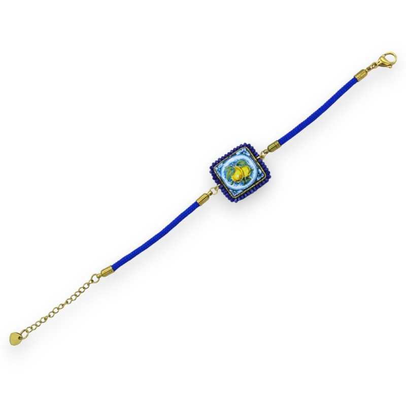 Bracelet avec carreau de pierre de lave bleue, cordon en tissu, L 22 cm env. cristaux bleus, fermoir en acier -