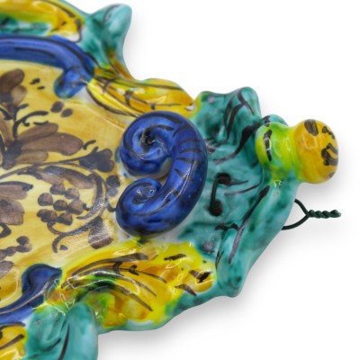 Acquasantiera in ceramica Siciliana, h 23 x 14 cm ca. fondo giallo, blu e verde, decoro fiori MD6 - 