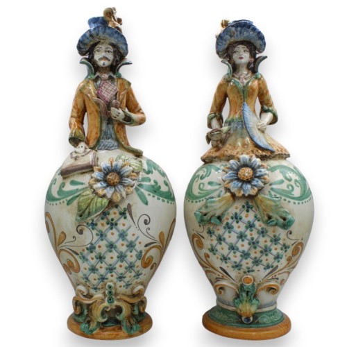 Par de Lumières "Signorotti" do século XVIII em cerâmica Caltagirone, altura 50 cm aprox. decoração barroca e aplicações