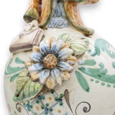 Coppia di Lumiere "Signorotti" del 700 in ceramica Caltagirone, h 50 cm ca. decoro barocco e applicazioni a rilievo - 