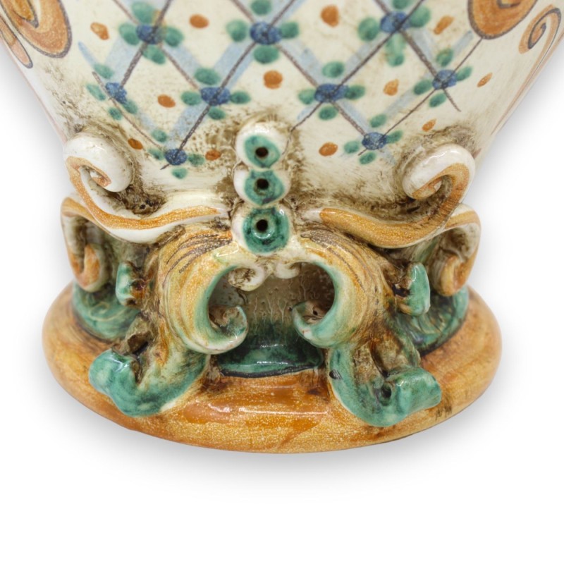 Coppia di Lumiere "Signorotti" in ceramica Caltagirone, h 50 cm ca. decoro barocco e applicazioni - 