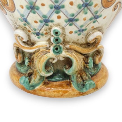 Coppia di Lumiere "Signorotti" in ceramica Caltagirone, h 50 cm ca. decoro barocco e applicazioni - 
