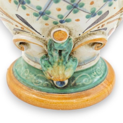 Coppia di Lumiere "Signorotti" in ceramica Caltagirone, h 50 cm ca. decoro barocco e applicazioni - 