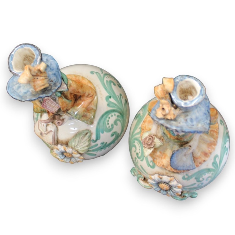 Coppia di Lumiere "Signorotti" in ceramica Caltagirone, h 50 cm ca. decoro barocco e applicazioni - 