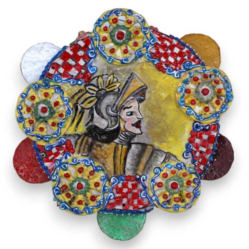 Tamburello in pregiata ceramica Siciliana - L 22 x h 4 cm ca. decoro carretto siciliano a rilievo e volto paladino - 