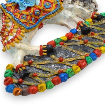 Cheval de char sicilien en céramique sicilienne - L 30 x h 28 cm environ. avec applications et décorations en relief MOD