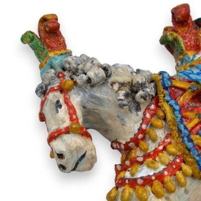 Cheval de char sicilien en céramique sicilienne - L 30 x h 28 cm environ. avec applications et décorations en relief MOD