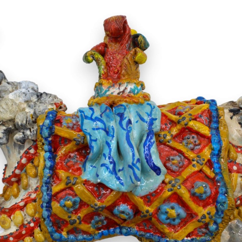 Cheval de char sicilien en céramique sicilienne - L 30 x h 28 cm environ. avec applications et décorations en relief MOD