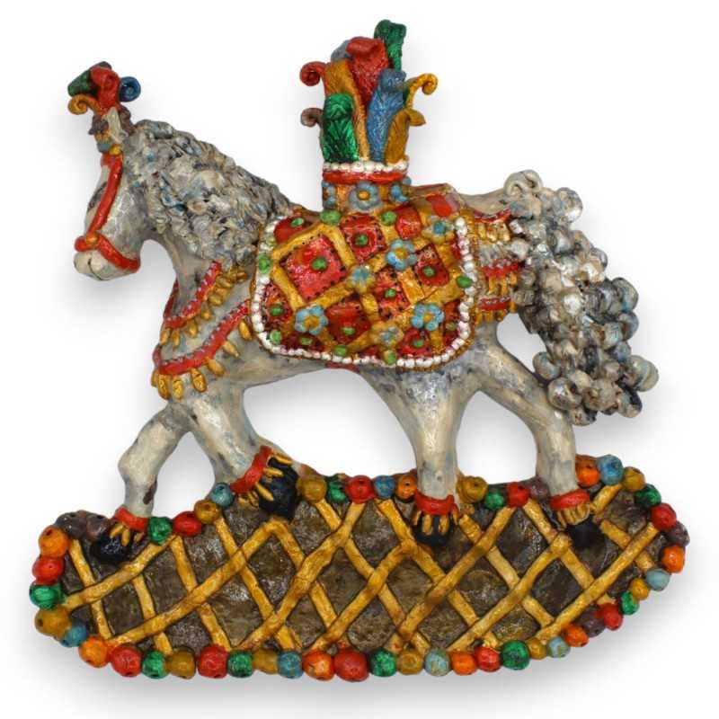 Siciliaans keramiek paard van de Siciliaanse kar - L 30 x h 28 cm ca. met applicaties en versieringen in reliëf MOD 2 - 