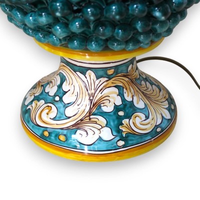 Perforierte Pigna-Lampe aus Caltagirone-Keramik – ca. 45 cm hoch. Grünspan mit barockem Stieldekor - 
