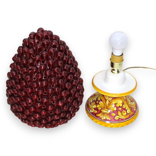 Perforerad Pigna lampa i Caltagirone keramik - h 45 cm ca. Bordeaux med barock dekorationsstam -  2