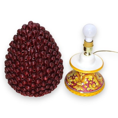 Perforierte Pigna-Lampe aus Caltagirone-Keramik – ca. 45 cm hoch. Bordeaux mit barockem Zierstiel - 