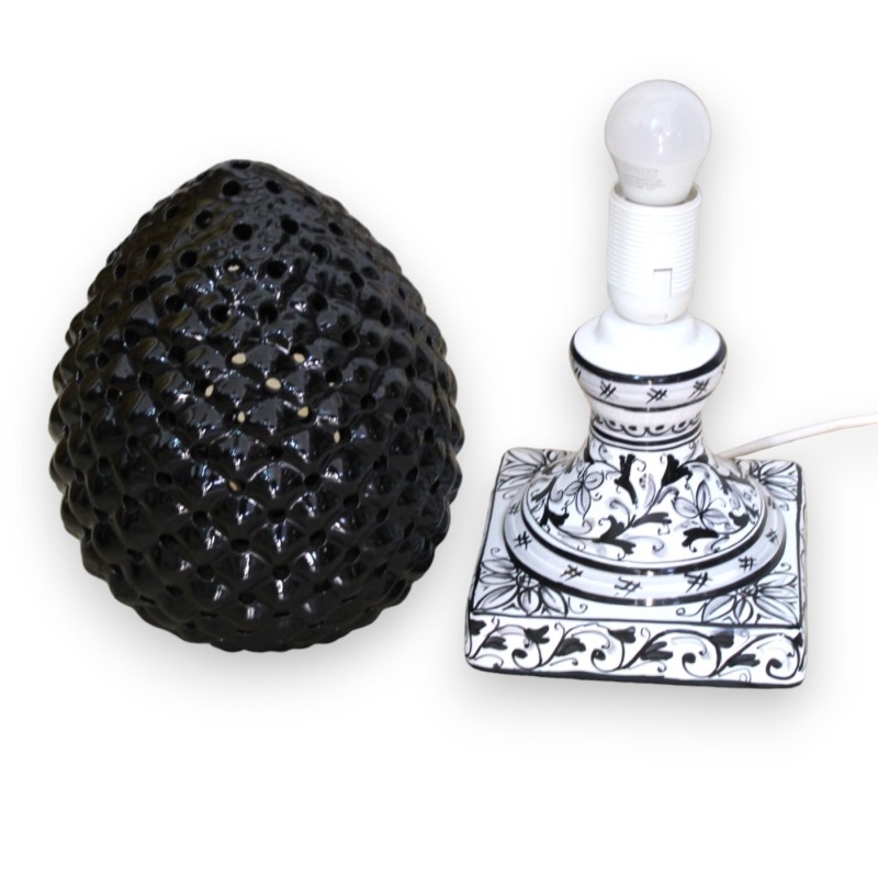 Perforierte Pigna-Lampe aus Caltagirone-Keramik – ca. 35 cm hoch. Schwarz mit quadratischem Stiel, barocke Verzierung - 