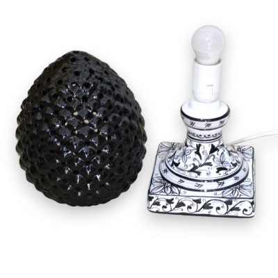 Lampe Pigna perforée en céramique Caltagirone - h 35 cm environ. Noir à tige carrée, décor baroque - 