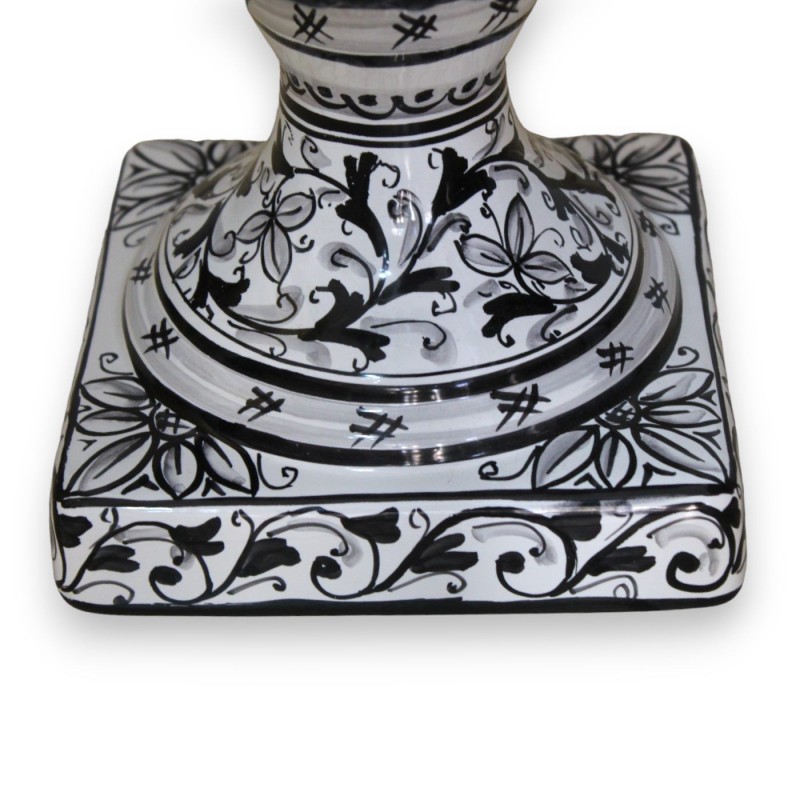 Candeeiro Pigna perfurado em cerâmica Caltagirone - h 35 cm aprox. Preto com haste quadrada com decoração barroca - 
