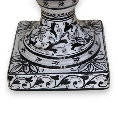 Perforierte Pigna-Lampe aus Caltagirone-Keramik – ca. 35 cm hoch. Schwarz mit quadratischem Stiel, barocke Verzierung - 