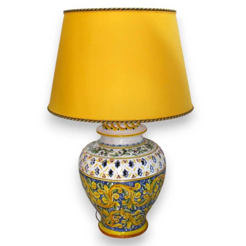 Barocke perforierte Lampe aus Caltagirone-Keramik – ca. 90 cm hoch. Barocke Dekoration auf blauem Hintergrund - 