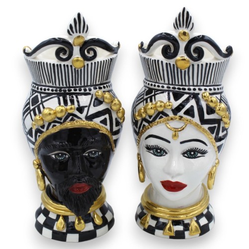 Paar Moro-Köpfe Caltagirone, Höhe ca. 26 cm. Mod GIOVE, Emaille aus 24-karätigem reinem Gold, schwarz-weißer Hintergrund