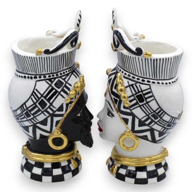 Par Moro-huvuden Caltagirone h ca 26 cm. Mod GIOVE, 24k rent guld emalj, svart och vit bakgrund - 