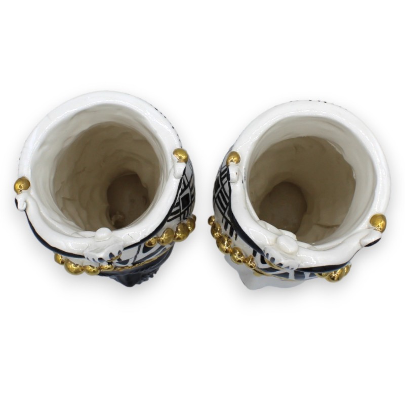 Par Moro-huvuden Caltagirone h ca 26 cm. Mod GIOVE, 24k rent guld emalj, svart och vit bakgrund - 