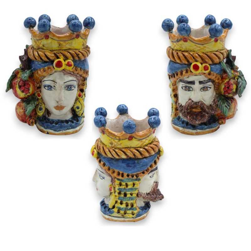 Cabeça Janus de duas faces com duas faces em cerâmica Caltagirone, h 15 cm aprox. com coroa, trança e romãs, fundo azul 
