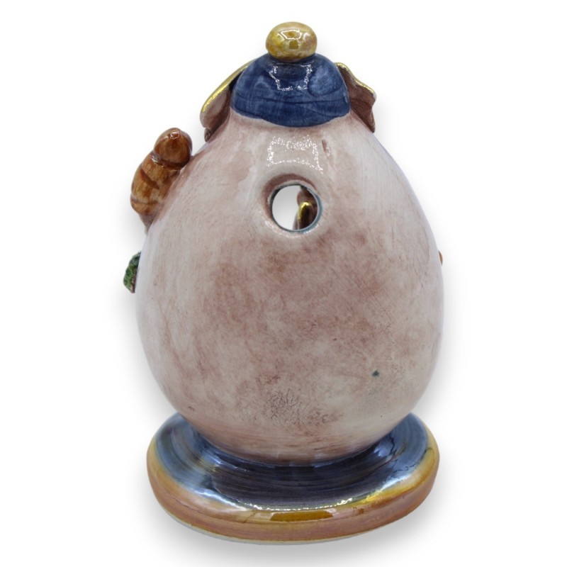 Ei kerststal h 11 cm ca. polychromatisch parelmoer email, Caltagirone keramiek, details in 24k puur goud - 