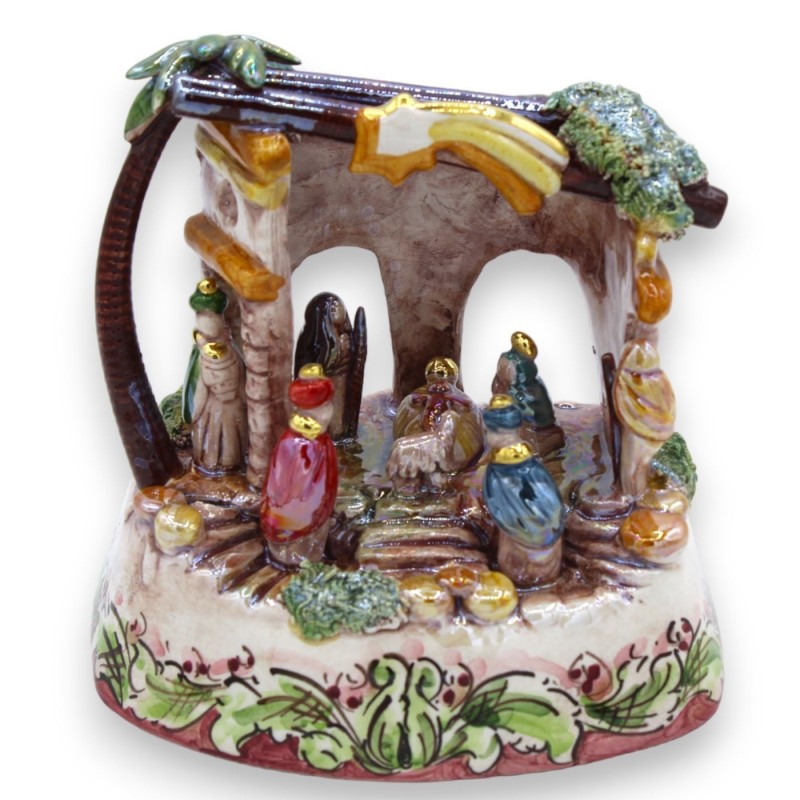 Hüttenkrippe H ca. 13 x 12 cm. polychromatische Perlmutt-Emaille, Caltagirone-Keramik, Details aus 24-karätigem reinem G