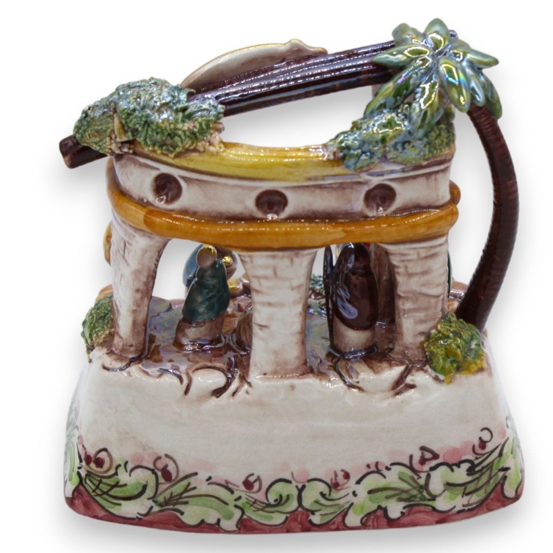 Hüttenkrippe H ca. 13 x 12 cm. polychromatische Perlmutt-Emaille, Caltagirone-Keramik, Details aus 24-karätigem reinem G