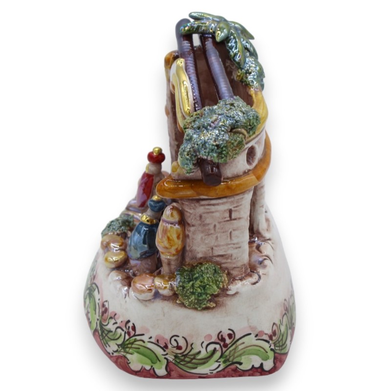 Cabane Crèche h 13 x 12 cm env. Émail nacre polychromatique, céramique Caltagirone, détails en or pur 24 carats - 