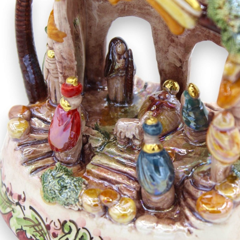 Caltagirone keramisk nativity inställd i hydda med dekorationer i 24k guld och mor till pärl emalj, h20 cm ca. Mod NF - 