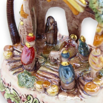 Hüttenkrippe H ca. 13 x 12 cm. polychromatische Perlmutt-Emaille, Caltagirone-Keramik, Details aus 24-karätigem reinem G