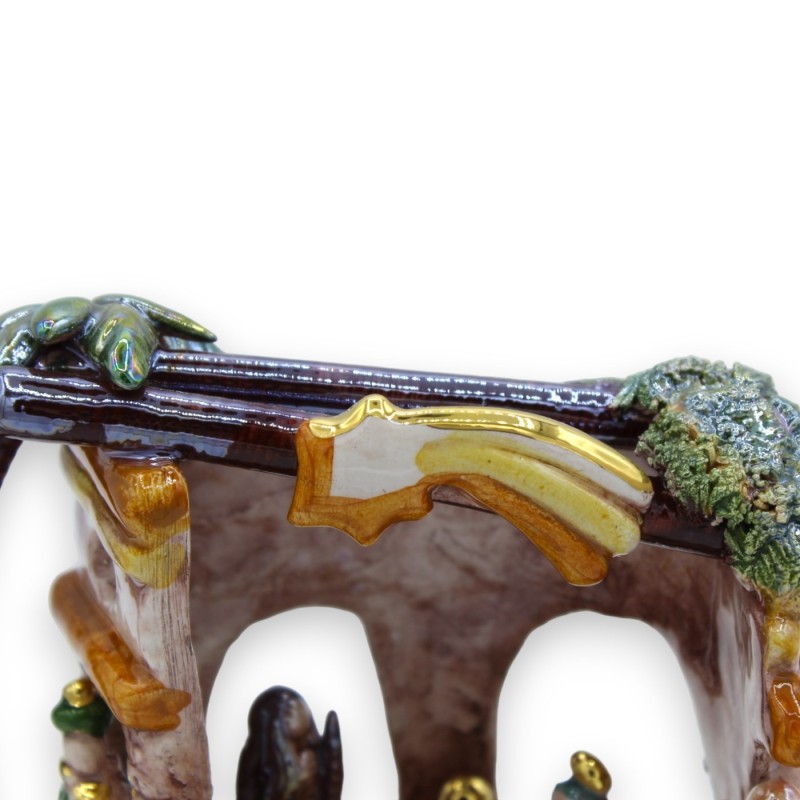 Caltagirone keramisk nativity inställd i hydda med dekorationer i 24k guld och mor till pärl emalj, h20 cm ca. Mod NF - 