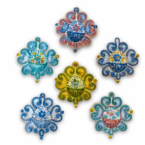 Sicilian ceramic holy water stoup, baroque shape, h 7 x W 7 cm approx. (1pc) with random decoration and colour - 