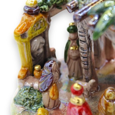 Borgo kerststal h 20 cm ca. Polychromatisch parelmoer email, Caltagirone keramiek, details in 24k puur goud - 