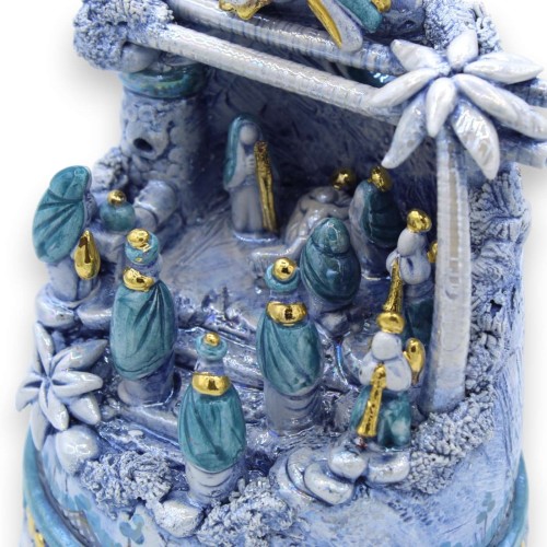 Grot kerststal h 17 cm ca. monochroom antiek blauw parelmoer glazuur, Caltagirone keramiek, details in 24k puur goud -  2