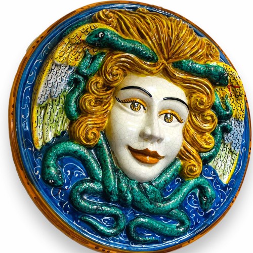 Figure mitologiche, Medusa disco in ceramica di Caltagirone, Ø 35 cm ca. smalto opaco craquelè -  2