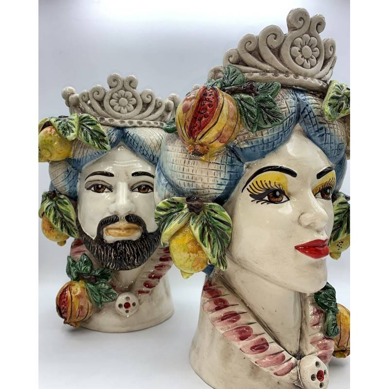 Cabeza normanda de cerámica de Caltagirone, con turbante celeste y aplicaciones de frutas, de unos 30 cm de altura. (1 u
