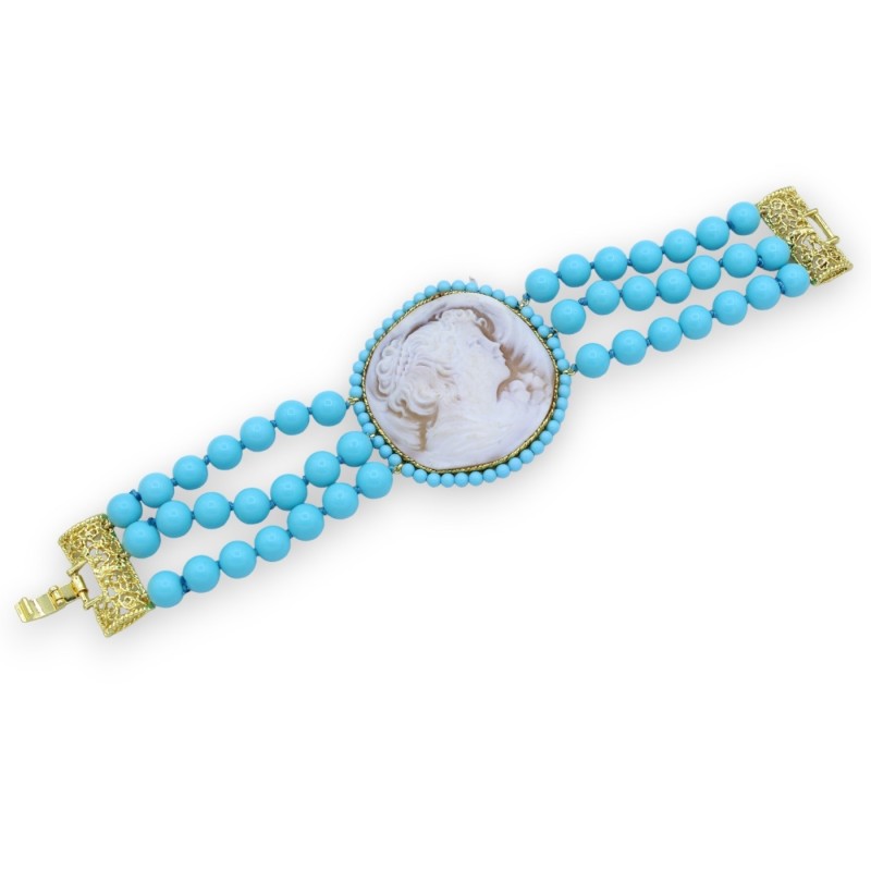 Bracelet avec trois rangs de véritables pierres en Pâte de Turquoise et Camée central - L 20 cm env. - Arrêt en laiton -